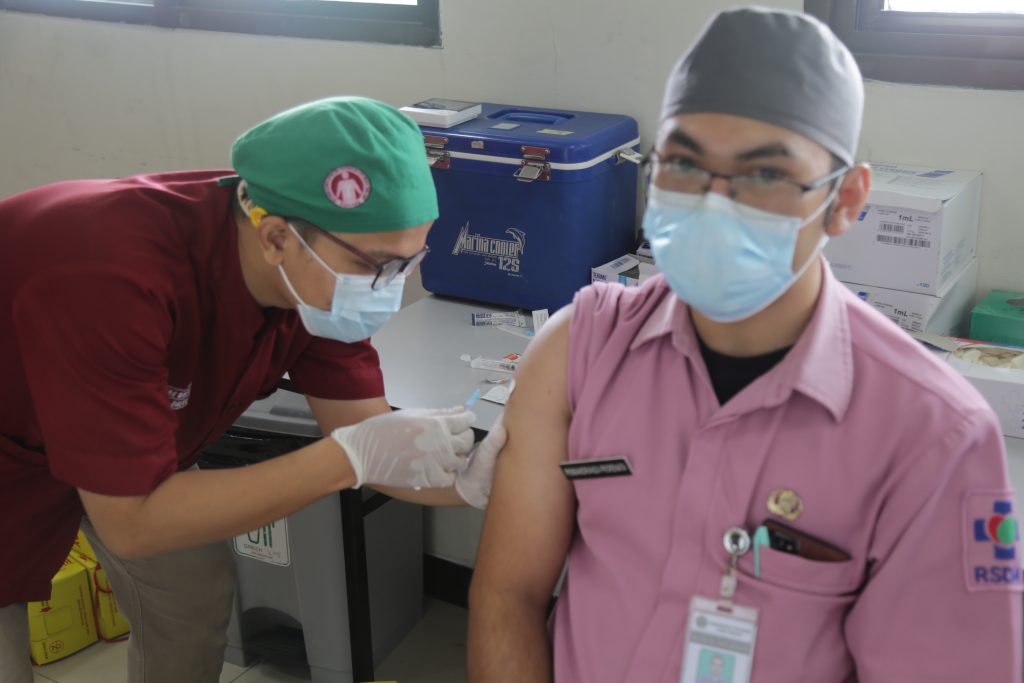 Vaksinasi COVID-19 Tahap Kedua di RSUD Dr. Moewardi
