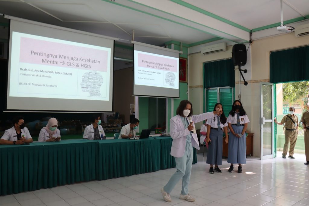 Psikiater RSUD Dr. Moewardi Menjadi Narasumber Gerakan Literasi Sekolah di SMA Negeri 1 Surakarta