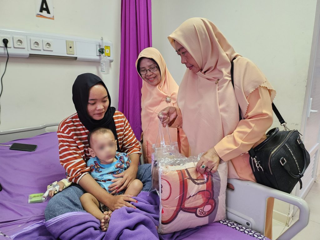 “World Cancer Day” DWP RSUD Dr. Moewardi Bagi Bingkisan untuk Pasien Kanker Anak