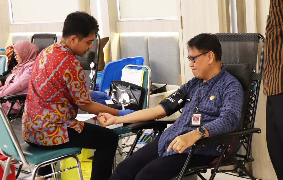 “Direktur Turut Andil” Semangat Donor Darah di RSUD Dr. Moewardi