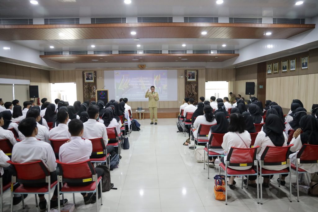 Penyerahan SK Pengangkatan & Pengarahan Direktur Bagi Pegawai Baru