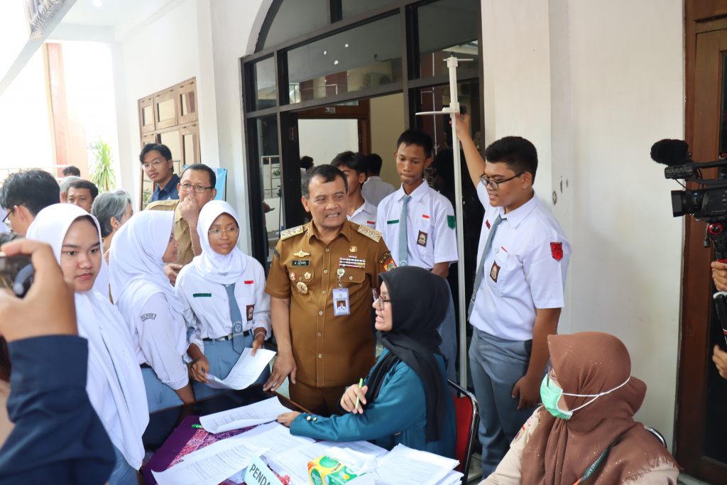 Hari Pertama Sekolah, Gubernur Jateng Sapa Siswa SMAN 1 Kartasura & Hadirkan Program Speling
