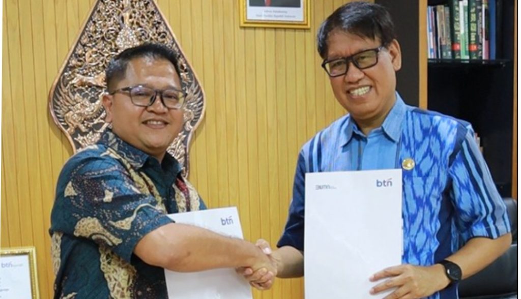 Penyerahan Hibah Digital Signage dari BTN Syariah