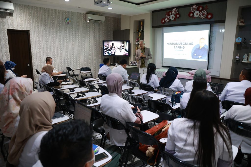 Kuliah Pakar “Neuromuskular Taping (NMT): Pendekatan Inovatif dalam Bidang Neurorestorasi” bersama David Leonard Blow