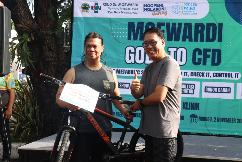 Penyerahan Hadiah Gubernur Jateng untuk Partisipan Teraktif dalam Pencanangan Rumah Rakyat