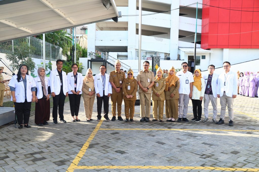 RSUD Dr. Moewardi Melaksanakan Apel Pagi Disertai Pengenalan Pegawai Baru