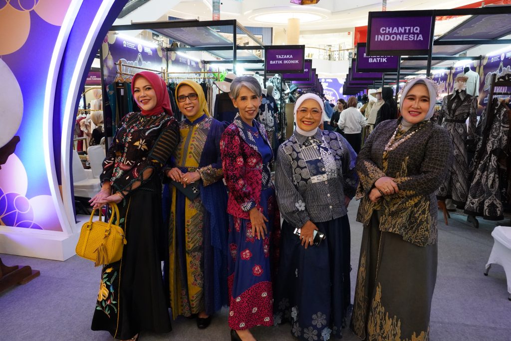 Wakil Direktur Penunjang RSDM Dra. Retno Sudewi, Apt., M.Si., M.M Fashion Show Epic Bersama Srikandi-Arjuna Jawa Tengah