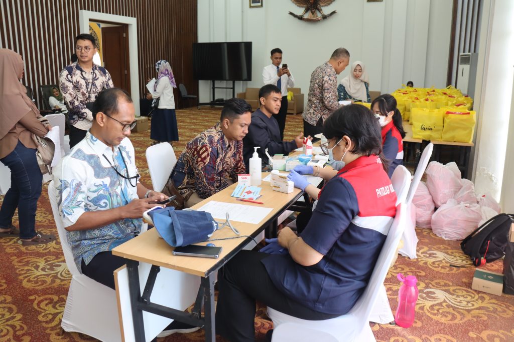 Mobile Unit Donor Darah RSUD Dr. Moewardi Hadir ke Bank Mandiri KCP Solo
