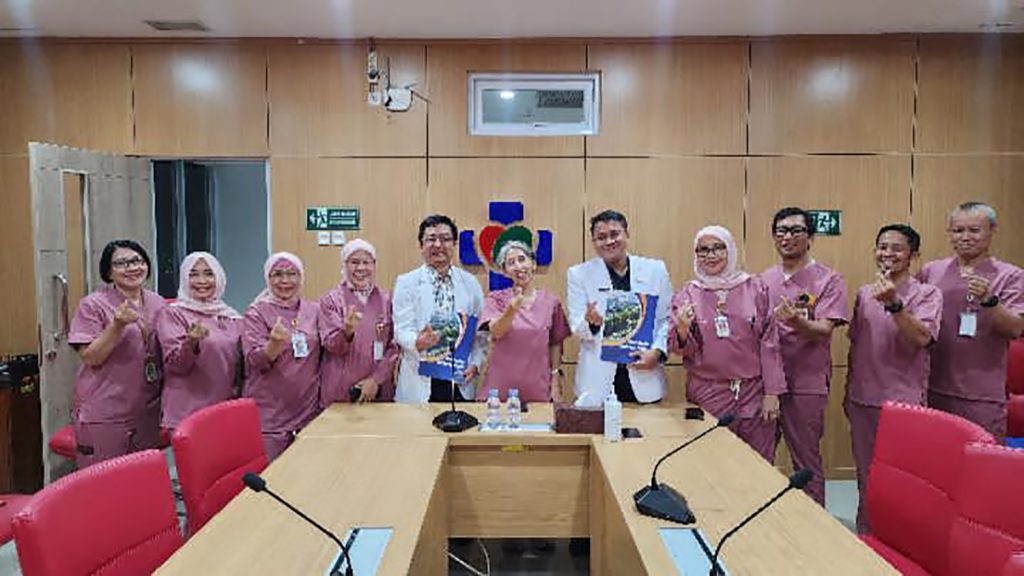 Penyerahan SK Direktur Ka. Instalasi Gawat Darurat, Ka. Instalasi Pelayanan Jantung, Pembuluh Darah dan Tindakan Minimal