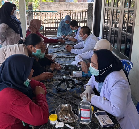 Tinjau Pemadaman Kebakaran di TPA Putri Cempo, Gubernur Jawa Tengah Hadirkan Speling Bersama RSUD Dr. Moewardi