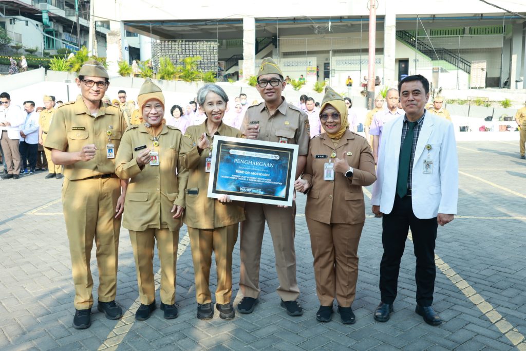 Penyerahan Penghargaan RSUD Dr. Moewardi Sebagai Rumah Sakit Pemerintah Provinsi Transformasi Digital & Integrasi Layanan Terdepan